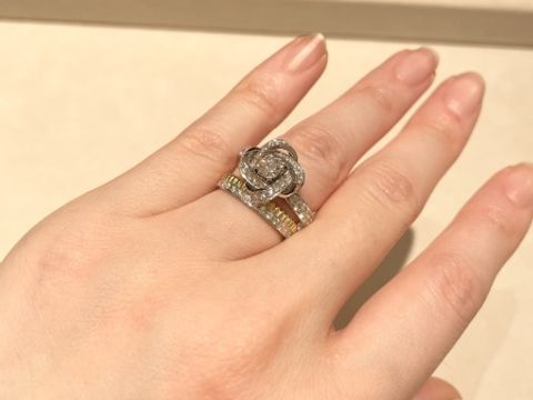 【ブシュロン(BOUCHERON)の口コミ】 ピヴォワンヌは花びら部分がかなり大きいデザインのため、センターダイヤ…