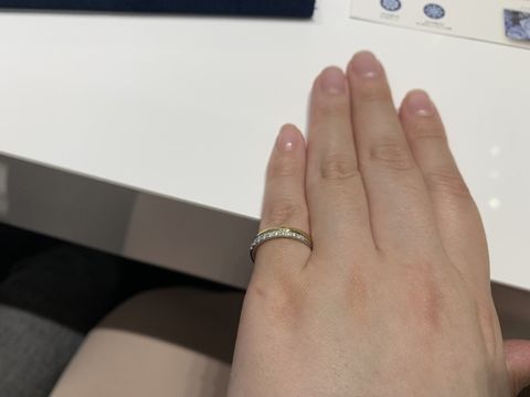 【4℃ BRIDAL(ヨンドシーブライダル)の口コミ】 上下で使用できる指輪です。
話し合いで2トーンカラーが2人の意見が合いま…
