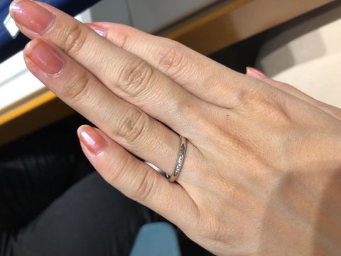 【銀座ダイヤモンドシライシの口コミ】 デザインは可愛かった。
石の配置も、指が綺麗に見える配置に
計算されて…