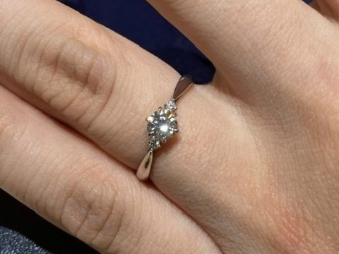 【BIJOUPIKO(ビジュピコ)の口コミ】 真ん中に大きめのダイヤモンドと両脇に小さなダイヤモンドがついた婚約指…
