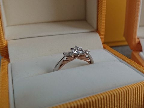 【ケイウノ ブライダル(K.UNO BRIDAL)の口コミ】 母や義母からもらった指輪をリフォームする、という形で婚約指輪を作りた…