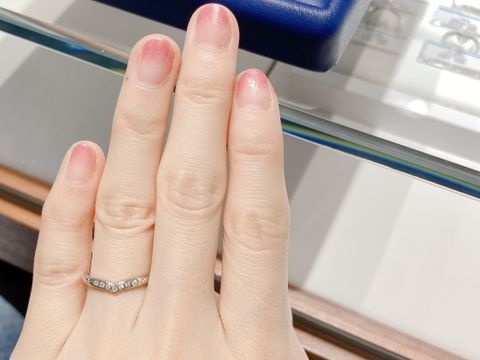 【銀座ダイヤモンドシライシの口コミ】 V字型のエタニティリングなので、女性らしく華奢に見えます。エタニティリ…