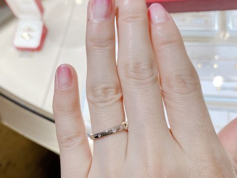 【カルティエ(Cartier)の口コミ】 カルティエで一番オーソドックスなモデルのバレリーナを試着しました。
細…