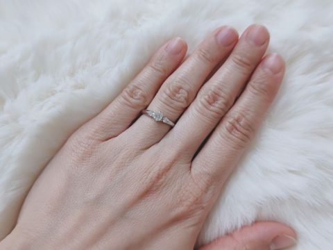 【ラザール ダイヤモンド(LAZARE DIAMOND)の口コミ】 0.27カラットの横にダイヤモンドが2つついているのでかなりゴージャスに見…