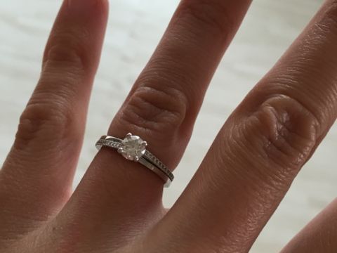 【デビアス(DE BEERS)の口コミ】 雑誌で見た、デビアスのTHE PROMISEのデザインに一目惚れし、ずっとこれが…