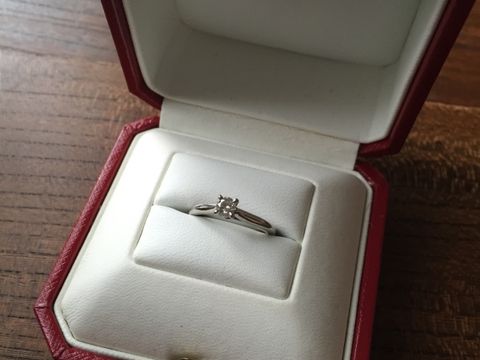 【カルティエ(Cartier)の口コミ】 立て爪のシンプルなリングが希望だったのと、もともとソリテールリングに…