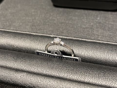 【エクセルコダイヤモンド(EXELCO DIAMOND)の口コミ】 センターとサイドに1つずつダイヤモンドが入ったデザインの婚約指輪です。…