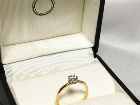 【Galopine & Galopin(ガロピーネガロパン)の口コミ】 定番はシルバーだと思いますが、王冠のモチーフとゴールドが気に入りまし…