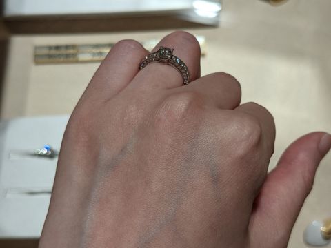 【ブルガリ(BVLGARI)の口コミ】 デディカータ・ア・ヴェネチアで上面、下面の側面にも大矢が敷き詰められ…