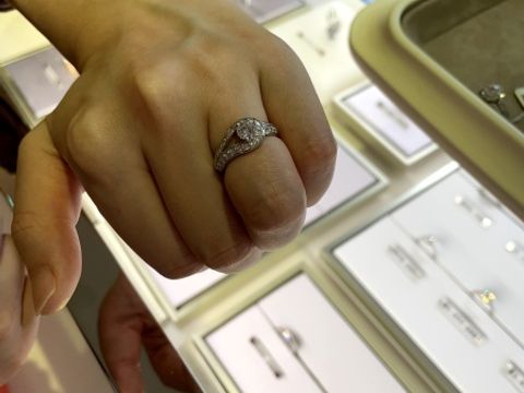 【ヴァン クリーフ＆アーペル(Van Cleef & Arpels)の口コミ】 クチュールはボタンかけをモチーフにしたデザインの指輪です。二股に広が…