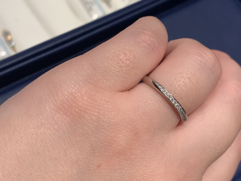 【銀座ダイヤモンドシライシの口コミ】 指輪の幅はわりと細めで、華奢なイメージです。ハーフエタニティやエタニ…