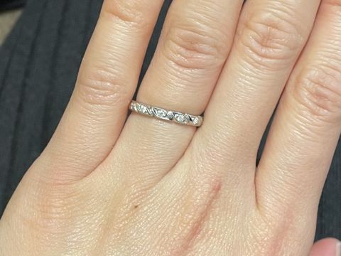 【ショーメ(CHAUMET)の口コミ】 指輪単体の写真を見ていて、ゴツゴツしてそうなイメージがありましたが、…