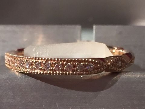 【AFFLUX(アフラックス)の口コミ】 普段使いもしやすい、おしゃれなデザイン。
ピンクゴールドでミル打ちされ…