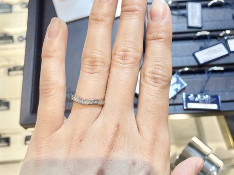 【ROYAL ASSCHER(ロイヤル・アッシャー)の口コミ】 試着したハーフエタニティリングの中で一番キラキラしていました。リング…