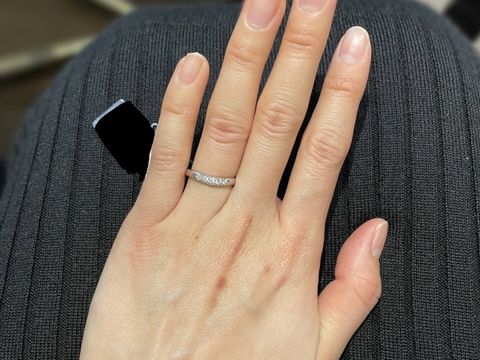 【ROYAL ASSCHER(ロイヤル・アッシャー)の口コミ】 ダイヤモンドが中央に集中してぎゅっと詰まっているデザインなので、輝き…