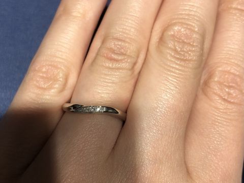 【銀座ダイヤモンドシライシの口コミ】 カーブが入っているため指が綺麗に見えるデザインだそうです。ダイヤモン…