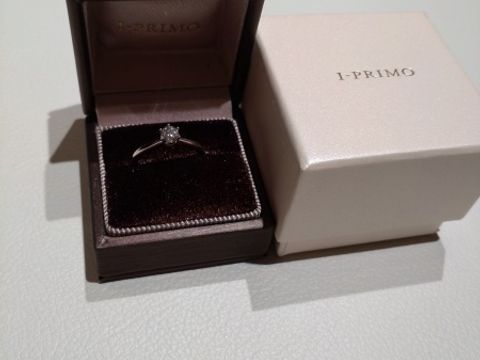 【アイプリモ(I-PRIMO)の口コミ】 BOXの天面にキラキラと映る程、透明で綺麗なダイヤの輝きに、感動して言葉…