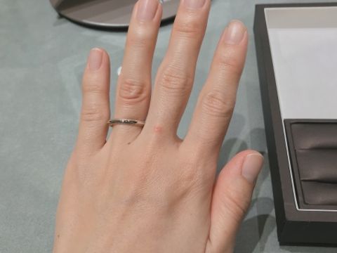 【アイプリモ(I-PRIMO)の口コミ】 上下に繊細なミル打ちをあしらった指輪です。
ツートンカラーでデザイン性…