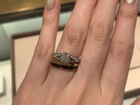【ブルガリ(BVLGARI)の口コミ】 王道の婚約指輪という感じではありませんが、デザイン性がありパッと目立…