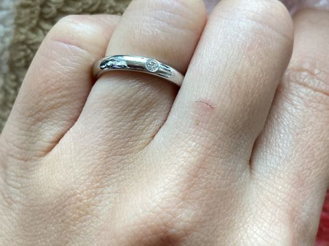 【ティファニー(Tiffany & Co.)の口コミ】 指輪の決め手ですが、細すぎず、存在感がしっかりしているところと、真ん…