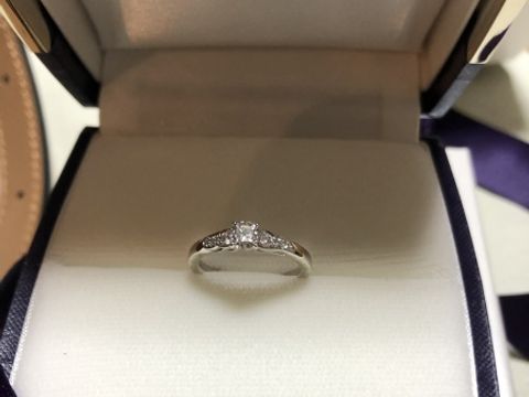 【俄(にわか)の口コミ】 俄のプロポーズリングをもらったので、俄で選びました。
もっと一般的な、…