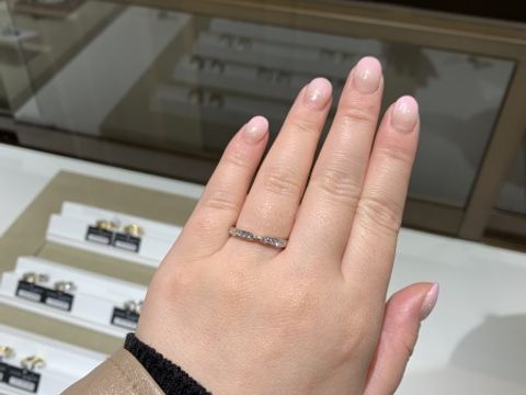 【ラザール ダイヤモンド(LAZARE DIAMOND)の口コミ】 複数のブランドでありますが、真ん中が窪んだデザインのものです。太さが…