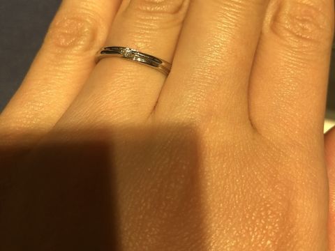 【銀座ダイヤモンドシライシの口コミ】 結婚指輪と重ね付けできそうなものを探していますとお伝えしシンプルなも…