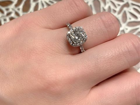 【宝寿堂(ほうじゅどう)の口コミ】 婚約指輪はトータルで1ct以上の物が欲しかったのですが、ブランドで探すと…