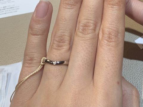 【カルティエ(Cartier)の口コミ】 カーブのデザインが指輪を綺麗に見せてくれます。断面のカットは、角張っ…