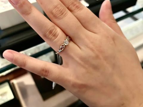 【Ginza Rim(銀座リム)の口コミ】 婚約指輪で探してきました。エレガントなデザインでピンクダイヤがついて…
