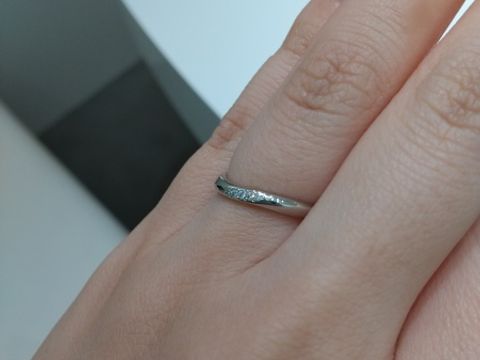 【4℃ BRIDAL(ヨンドシーブライダル)の口コミ】 ゆるやかな曲線のデザインで指が普段よりもきれいに見えました！ダイヤが…