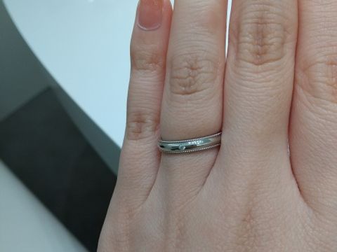 【4℃ BRIDAL(ヨンドシーブライダル)の口コミ】 ストレートラインで指になじみます。
上下がミル加工を施していて、緻密な…
