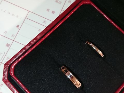【カルティエ(Cartier)の口コミ】 婚約指輪と同じブランドで揃えました。
初めは丸みのあるデザインを予定し…