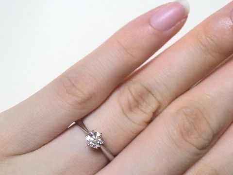 【銀座ダイヤモンドシライシの口コミ】 指が細く、すっきり見えるデザインがとても気に入りました。ダイヤモンド…