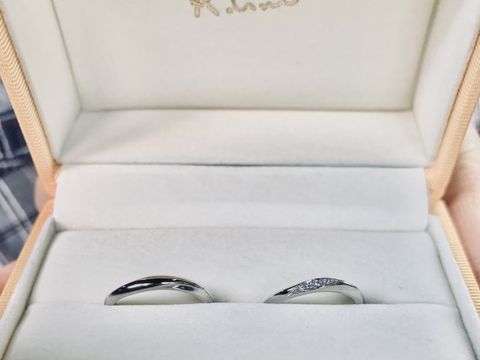 【ケイウノ ブライダル(K.UNO BRIDAL)の口コミ】 緩やかなウェーブデザインのリングで、とても指馴染みの良いリングです。
…