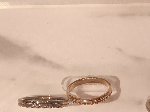 【ete(エテ)の口コミ】 新婦側はゴールドで縁にデザインがあるタイプ、新郎側はプラチナに新郎側…