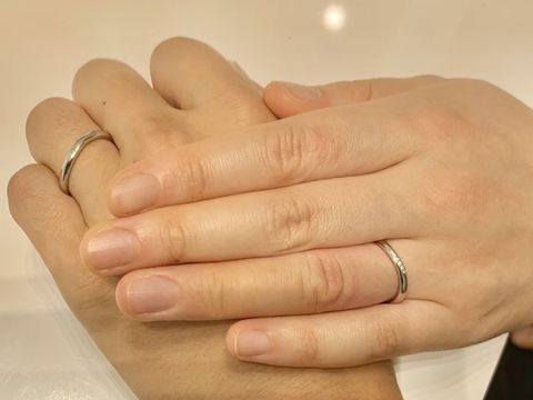 【4℃ BRIDAL(ヨンドシーブライダル)の口コミ】 4&deg;Cの代表的なデザインであるウェーブのリングです。
水の流れをイメ…