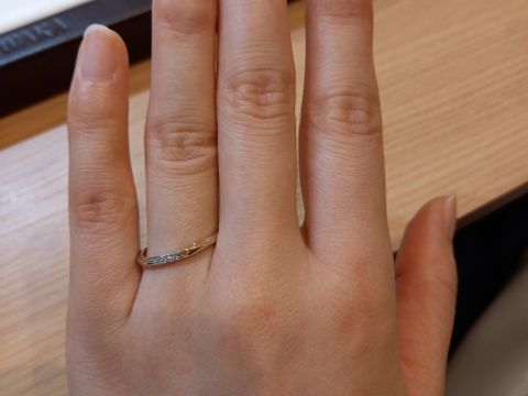 【俄(にわか)の口コミ】 ゴールドとシルバーの２色で、なかなかないデザインがとてもお洒落に感じ…