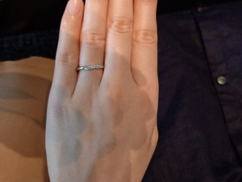 【銀座ダイヤモンドシライシの口コミ】 斜めにダイヤモンドが入ったデザインを中心に、いろいろと探していました…