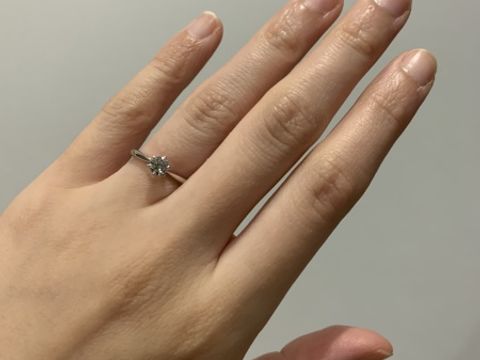 【ラザール ダイヤモンド(LAZARE DIAMOND)の口コミ】 指輪の爪が高い位置にあり、ダイヤモンドが強調されれるデザインがとても…