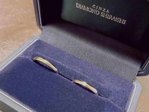 【銀座ダイヤモンドシライシの口コミ】 「2.7mm幅」と「つけ心地の良さ」が決め手でした。
結婚指輪を外さずに毎…