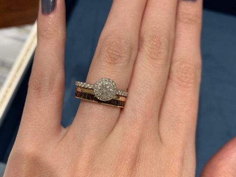 【ピアジェ(PIAGET)の口コミ】 真ん中の石を取り囲むダイヤがきれいで中心のダイヤも大きくキラキラして…