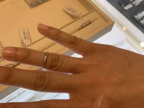 【Ponte Vecchio(ポンテヴェキオ)の口コミ】 一粒ダイヤでシンプルなデザインが気に入りました。ダイヤモンドが綺麗に…