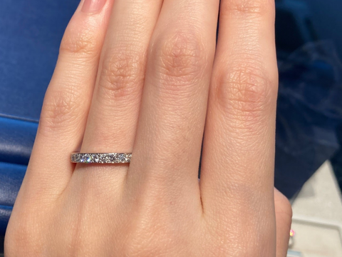 【銀座ダイヤモンドシライシの口コミ】 私が購入した結婚指輪は、OR Eternity 09のハーフエタニティです。
こちら…