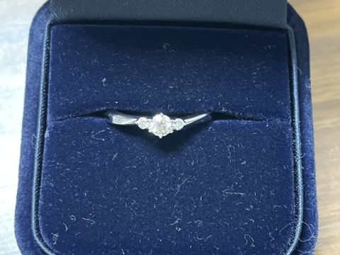 【4℃ BRIDAL(ヨンドシーブライダル)の口コミ】 石が三つもついていてゴージャス感がありますし、1番は自分の手に似合うか…