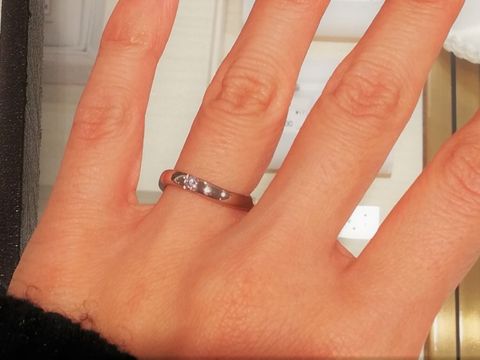 【CHARMY(チャーミー)の口コミ】 太くてカーブしている指輪を探していて見つけた商品。
色がプラチナではな…