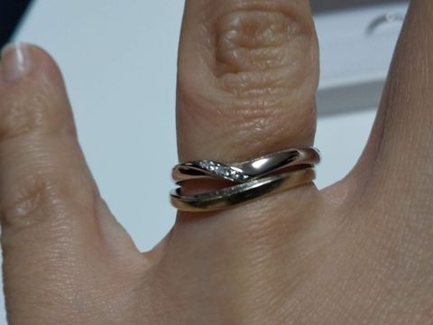 【THE KISS(ザ・キッス)の口コミ】 女性用結婚指輪として素敵なデザインだと思います。
指が太い女性でも、石…
