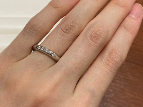 【MIKIMOTO(ミキモト)の口コミ】 試着した結婚指輪のデザインはストレートでダイヤ5石のものと、緩やかなV…