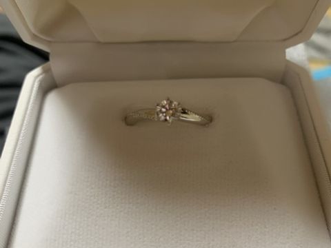 【WATANABE / 卸商社直営　渡辺の口コミ】 シンプルなデザインを探していました。また結婚指輪とセットでつけてもお…