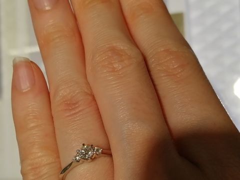【4℃ BRIDAL(ヨンドシーブライダル)の口コミ】 石が横に配置された指輪を探していたため、こちらを紹介いただきました。…